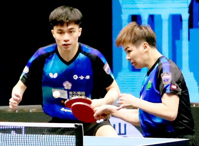 但背后却引 但背后却引